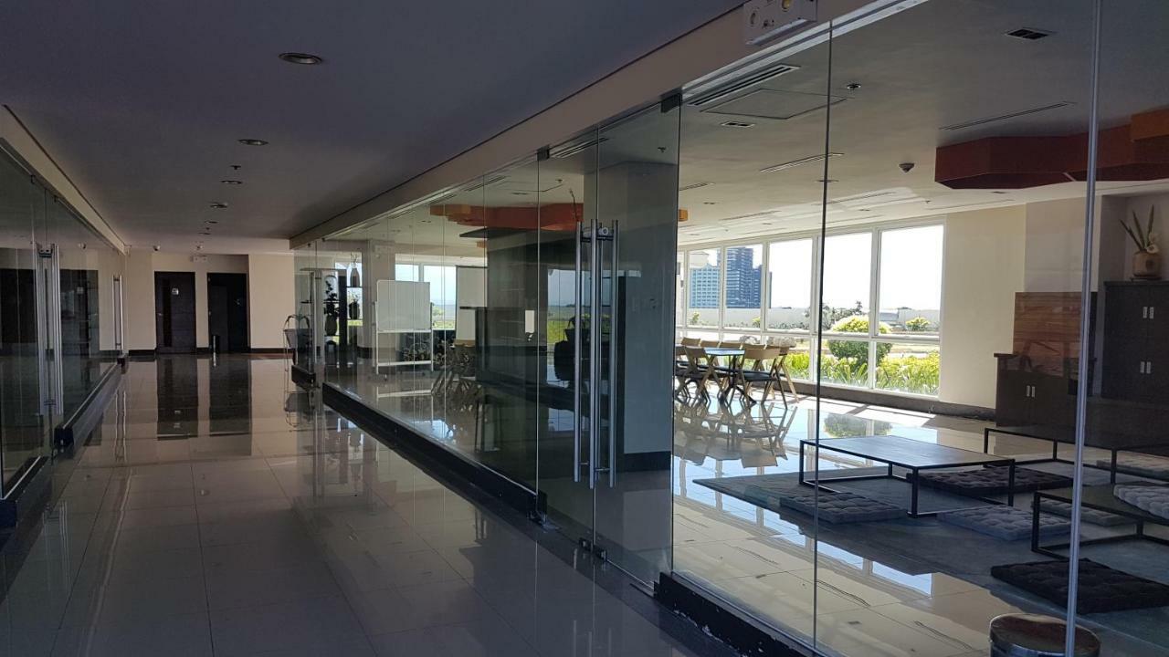 Mactan Newtown Condo With Garden And Ocean View 8Newtown Blvd Lapu-Lapu City Buitenkant foto